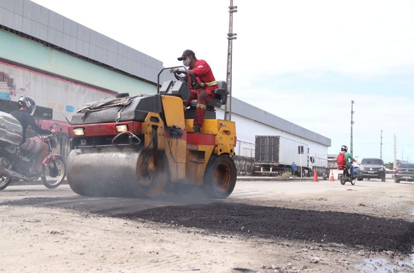 Prefeitura intensifica recuperação da malha viária em 16 bairros com 530 toneladas de asfalto