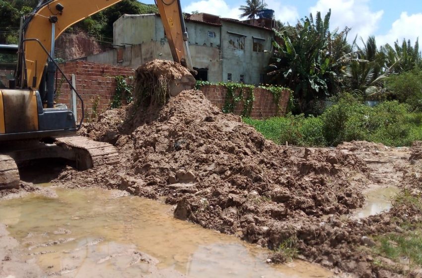Prefeitura de Maceió inicia desassoreamento do Riacho do Silva, no bairro do Bebedouro