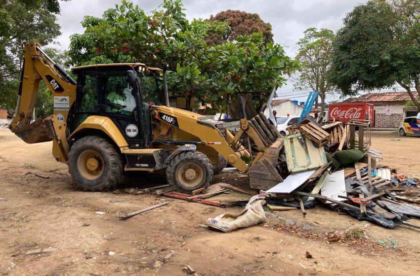 Convívio Social remove construções irregulares em área verde no Eustáquio Gomes