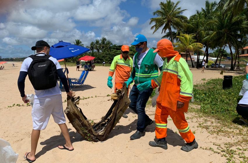 Prefeitura de Maceió e parceiros realizam mutirão de limpeza na praia de Jacarecica neste sábado (14)