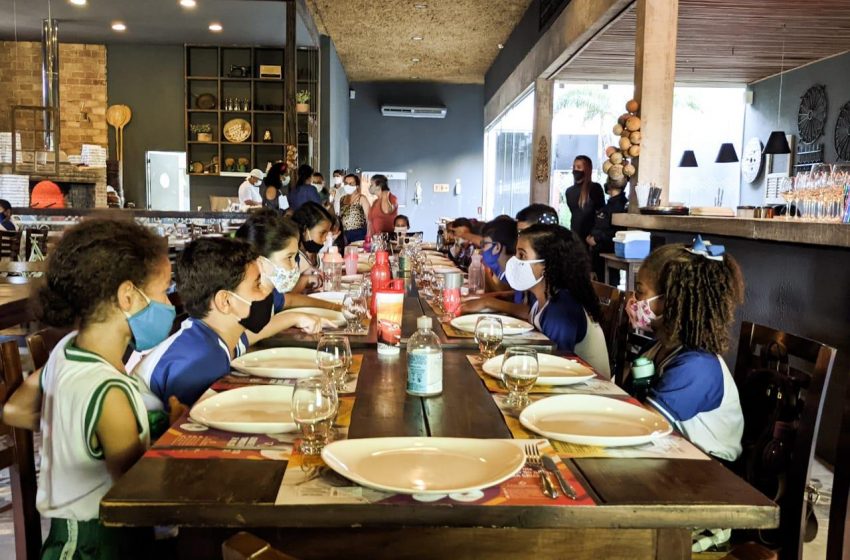 Educação leva cerca de 700 estudantes para conhecer restaurantes em Maceió
