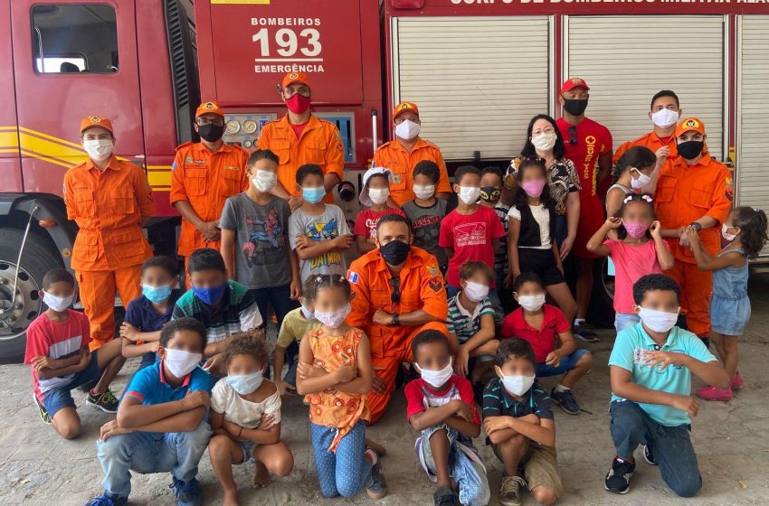 Crianças da Casa de Adoção Rubens Colaço e Acolher visitam Corpo de Bombeiros