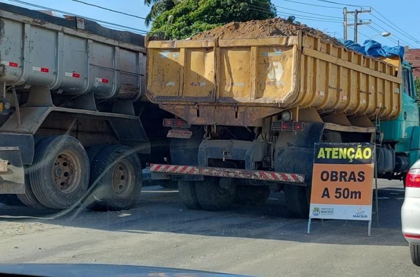 Prefeitura de Maceió notifica empresa por caos causado no trânsito da avenida Gustavo Paiva