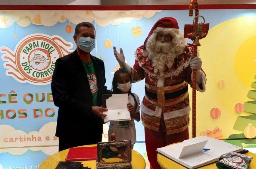 Crianças do Serviço de Convivência entregam cartinhas para Papai Noel dos Correios