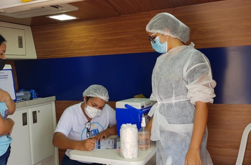 Saúde vacina maceioenses e turistas contra a Covid-19 no CAT móvel na Ponta Verde