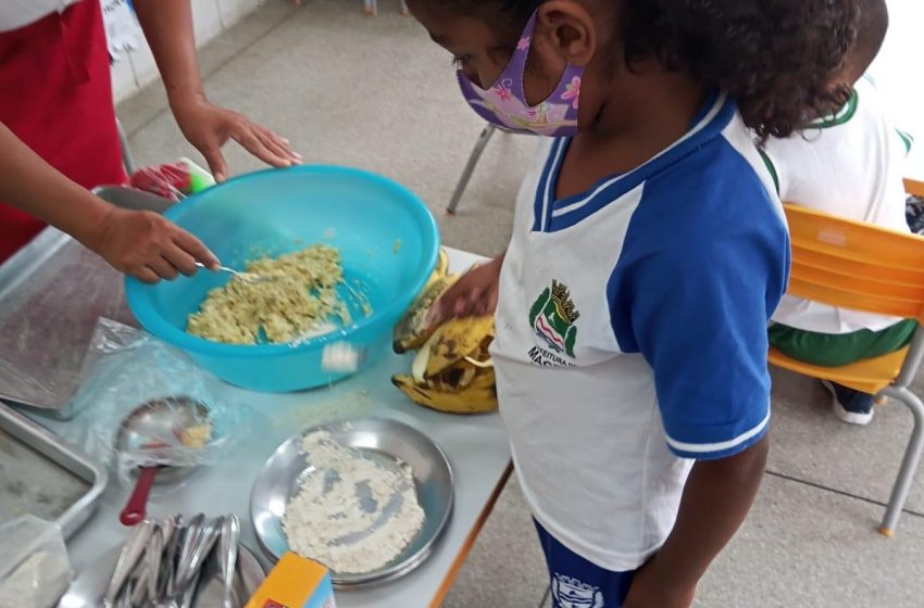 Durante ação educativa nas creches, crianças produzem e degustam alimentação escolar