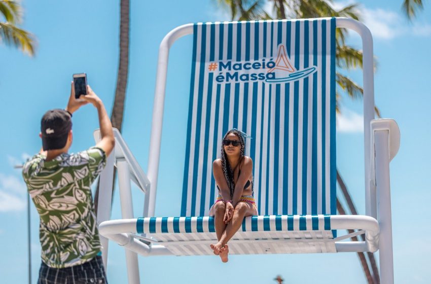 Cadeira de praia gigante conquista público e alcança 10 milhões de views em três dias