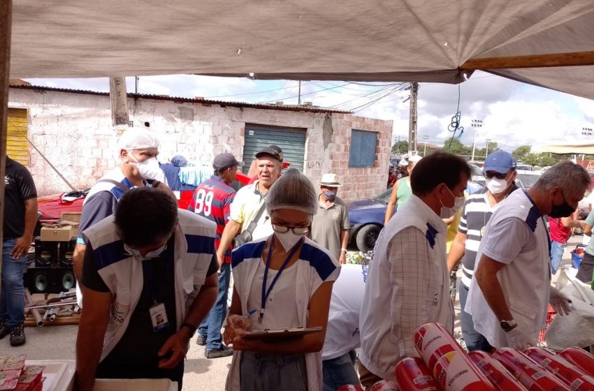 Vigilância Sanitária fiscaliza feira no Benedito Bentes e apreende 200 kg de alimentos impróprios