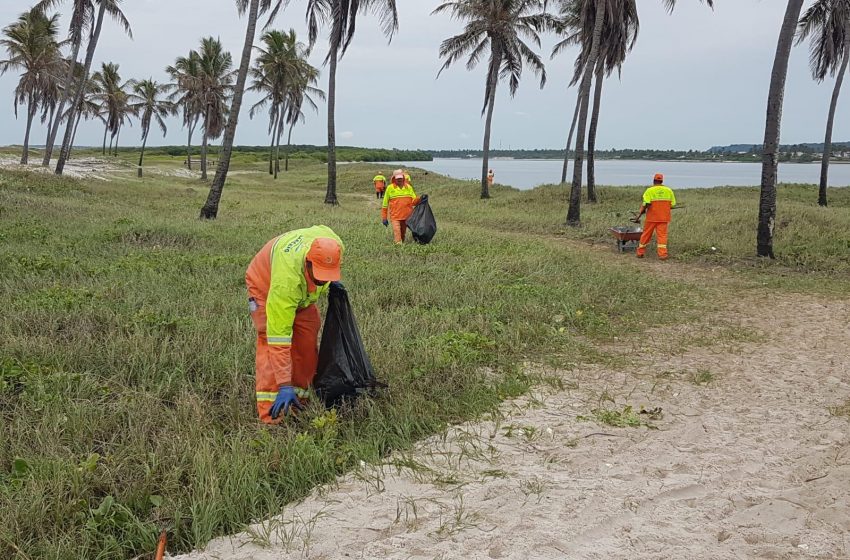 Prefeitura de Maceió intensifica serviços de limpeza na praia do Pontal da Barra