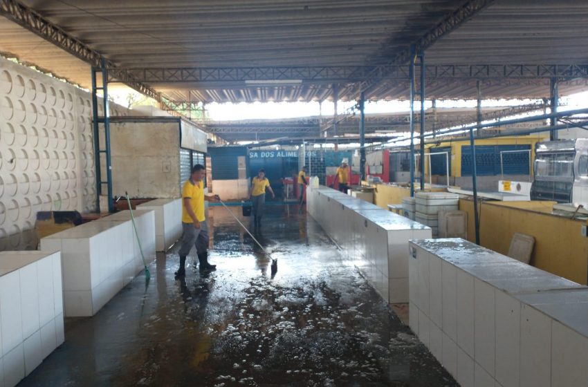 Serviços de limpeza são executados no mercado do Benedito Bentes