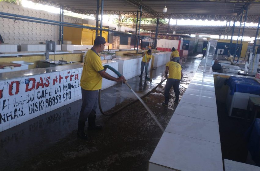 Mutirão leva serviços de limpeza para mercado e feira do Benedito Bentes