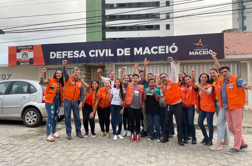 Crianças e adolescentes da Grota do São Rafael visitam base da Defesa Civil de Maceió