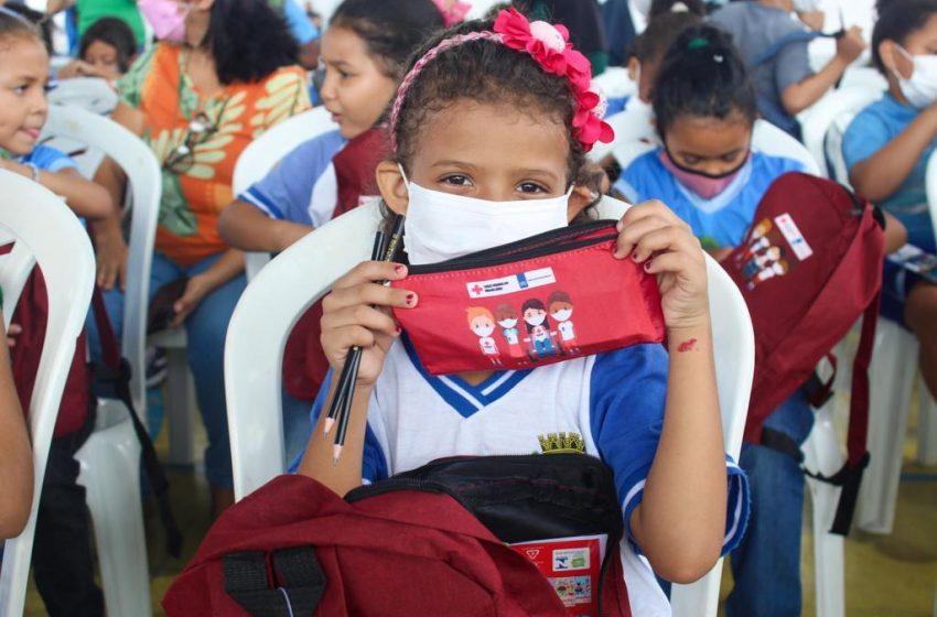 Prefeitura de Maceió e Cruz Vermelha entregam kits escolares a mais de 1.400 alunos