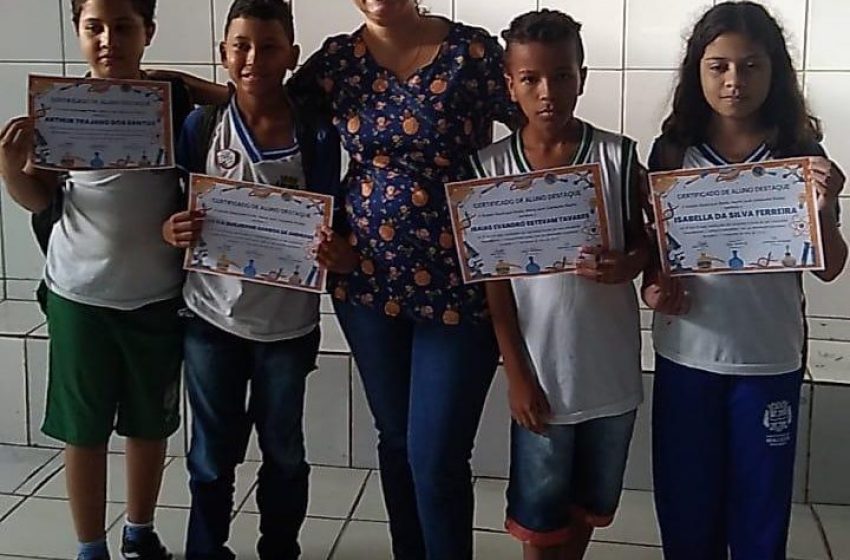 Alunos destaques da Escola Professora Maria José Clemente recebem certificados por desempenho escolar