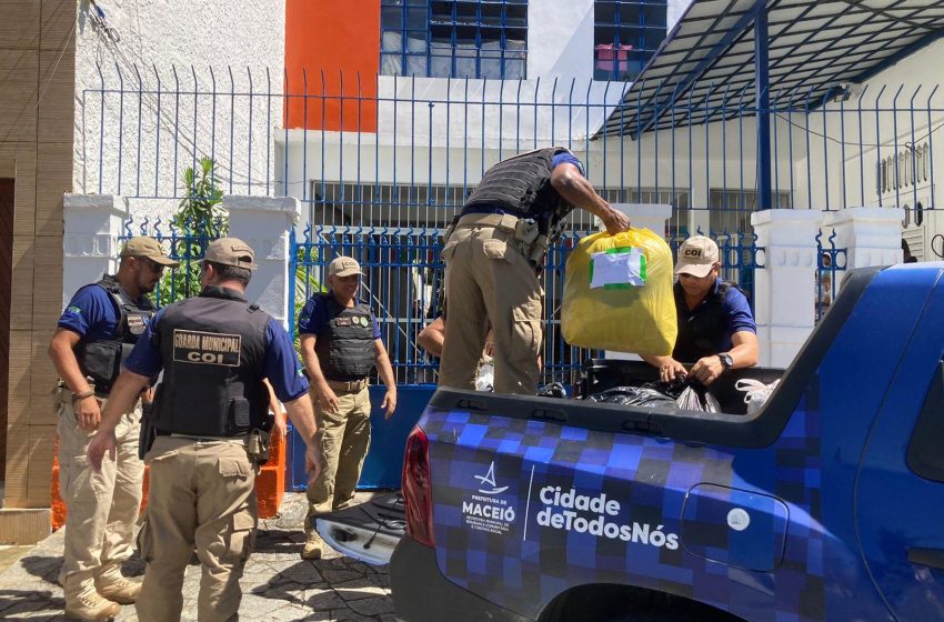 Guardas municipais realizam doações para famílias desabrigadas pela chuva em Maceió