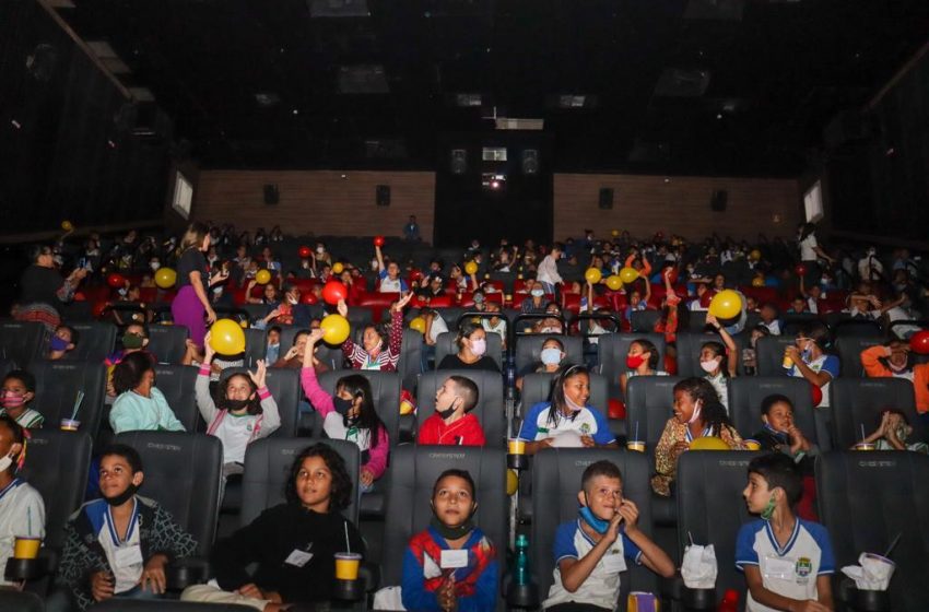 Na semana do combate ao trabalho infantil, Educação e MPT-AL levam alunos da rede municipal de ensino ao cinema