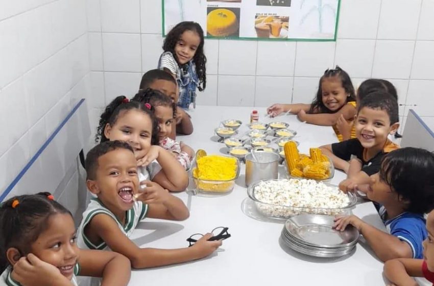 Creche realiza atividades com comidas típicas e brincadeiras juninas