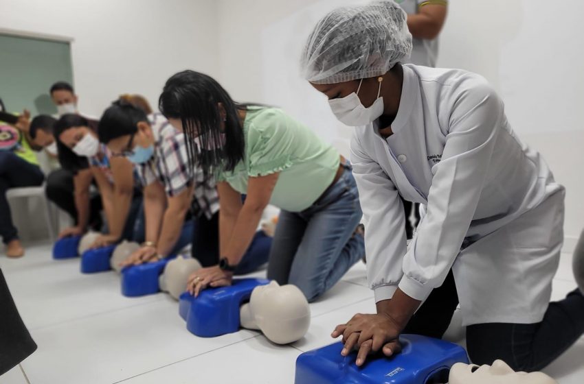 Profissionais do PAM Salgadinho participam de treinamento sobre parada cardiorrespiratória