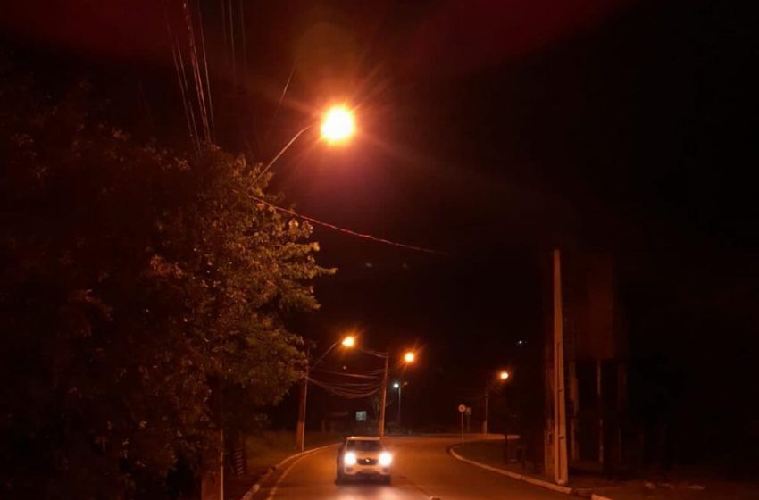 Prefeitura restabelece iluminação da ladeira que dá acesso ao bairro Fernão Velho