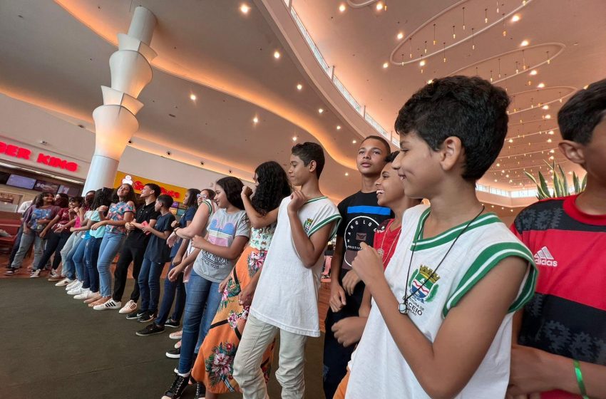 Estudantes da Escola Brandão Lima prestigiam evento da Semana do Rock