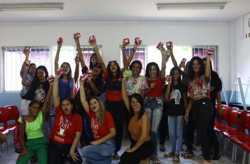 Alunas da Escola Maria de Lourdes participam de roda de conversa do Programa Dignidade Menstrual