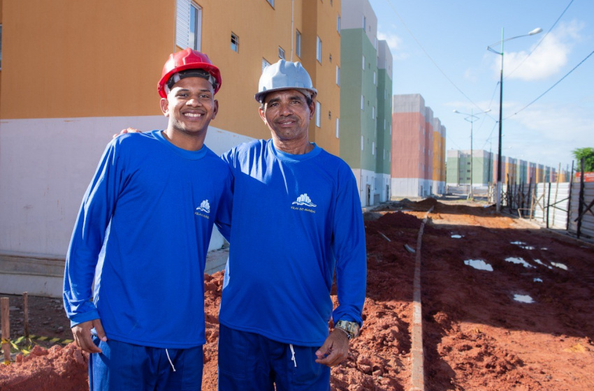 Pai e filho trabalham na construção do Parque da Lagoa e ajudam na realização de sonhos para moradia digna