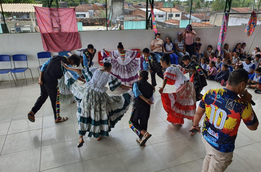 Alunos participam de apresentação de coco de roda em alusão ao mês do folclore