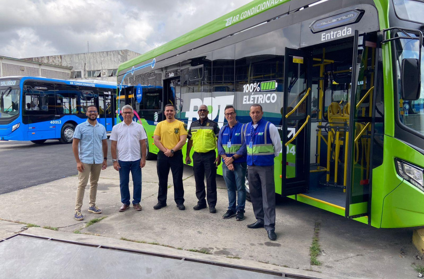 Representantes da SMTT Maceió acompanham o início das operações do BRT de Salvador