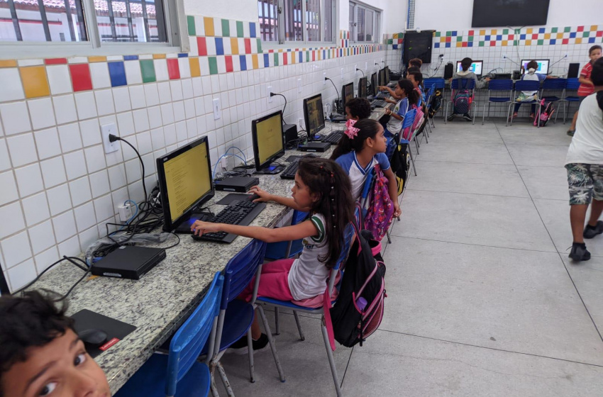 Educação entrega 345 computadores novos e 24 laboratórios de informática estão em funcionamento nas escolas municipais