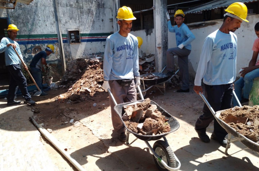 Mutirão leva serviços de limpeza e manutenção para feira e mercado do Jacintinho