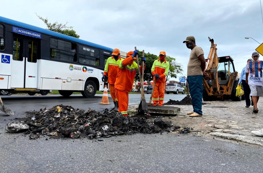 Prefeitura de Maceió intensifica ações de desobstrução da rede de drenagem