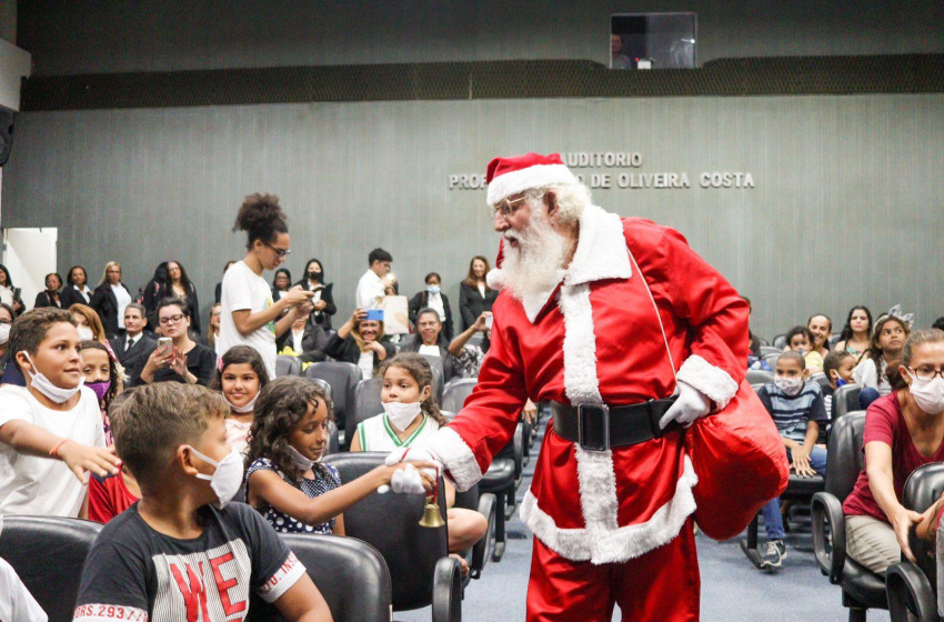 Estudantes da Escola Municipal Maria José Carrascosa apresentam 3ª Cantata de Natal