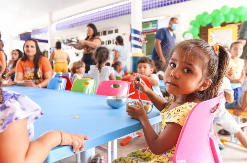 Educação inaugura refeitório com mobiliário novo na creche Monsenhor Luiz Barbosa