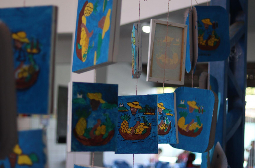 Escola municipal no Benedito Bentes realiza exposição artística inspirada em Tarsila do Amaral