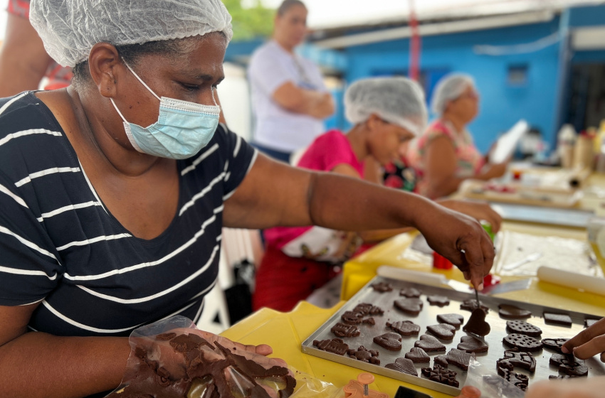Brota na Grota: Moradoras do Feitosa produzem biscoitos caseiros em oficina de empreendedorismo