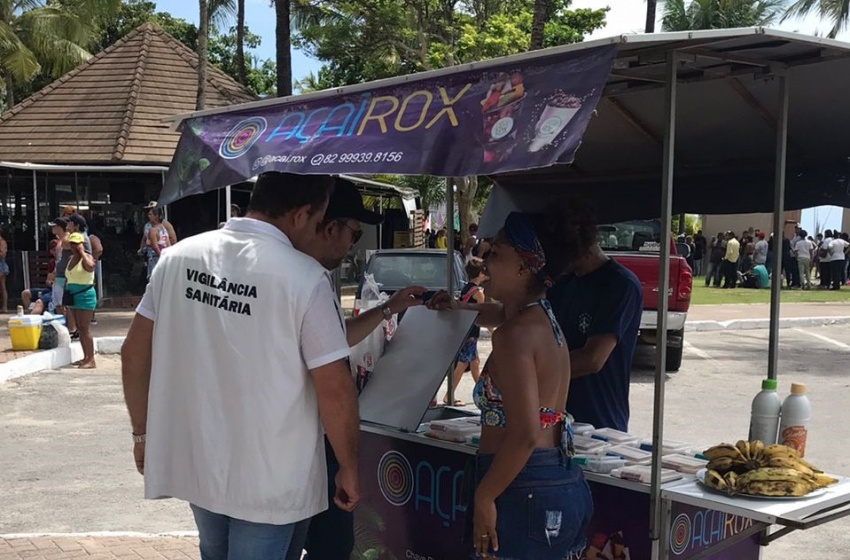 Vigilância Sanitária de Maceió fiscaliza comerciantes da orla nas prévias carnavalescas