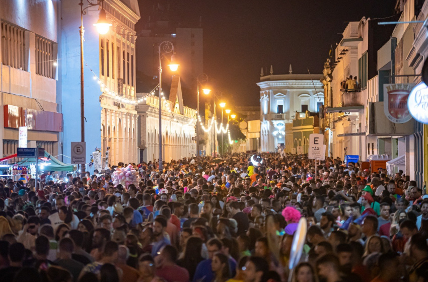 Milhares de foliões voltam ao Jaraguá para as prévias e se encantam com show de Elba Ramalho