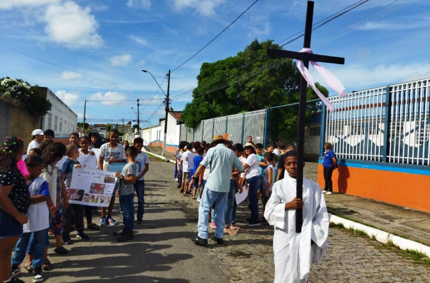 Escola Municipal realiza "A Paixão de Cristo Somos Nós"