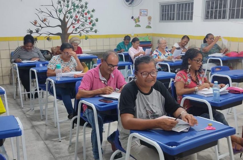 Estudantes do ensino de Jovens, Adultos e Idosos participam de avaliação de aprendizagem