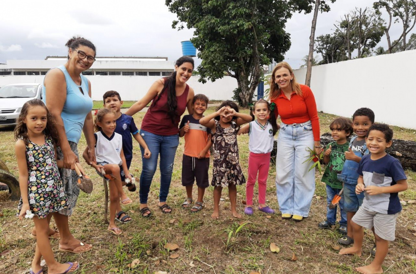 Crianças de creche municipal participam de plantio de palmeiras