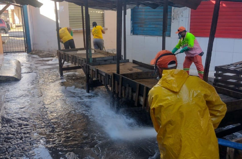 Equipe do mutirão de limpeza realiza serviços no Mercado do Tabuleiro