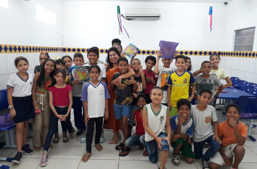 VaLER a Pena: alunos da rede municipal participam de atividades culturais e têm sessão de autógrafos com autora de livro infantil