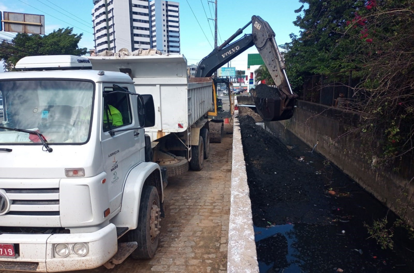 Alurb inicia limpeza e desassoreamento no Canal do Sapo, na Mangabeiras