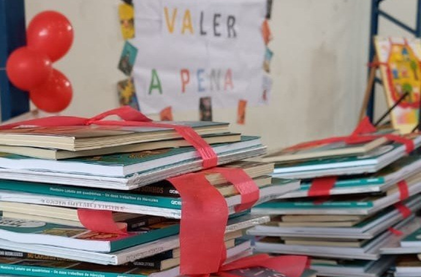 Estudantes das escolas municipais seguem recebendo kits de livros do projeto VaLER a Pena