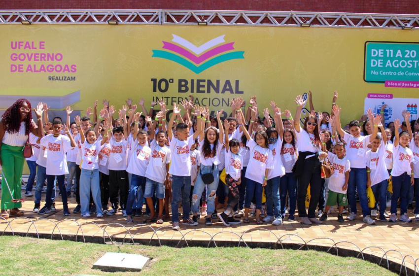 Bienal do Livro: quase 2 mil alunos visitam evento e compram livros com vales entregues pela Prefeitura de Maceió