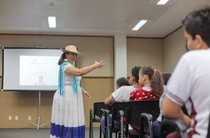 Servidora da Educação de Maceió apresenta espetáculo teatral na Bienal sobre histórias de pescador