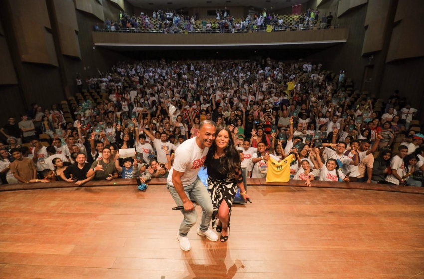 Cafu inspira alunos do município em palestra no encerramento da 10ª Bienal do Livro