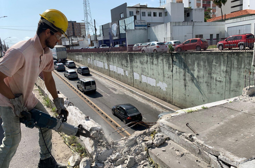 Avenida é parcialmente interditada para serviços de recuperação de guarda-corpos em viaduto