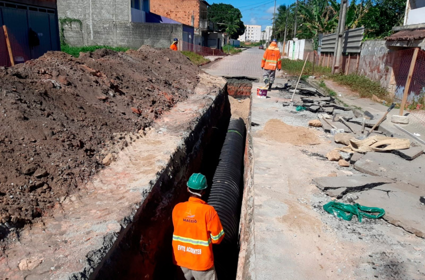 Prefeitura de Maceió implanta sistema de drenagem em via do Village Campestre