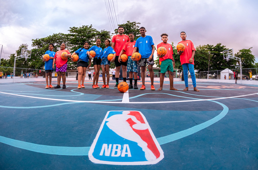 Prefeitura de Maceió e NBA entregam quadra de basquete no Vergel do Lago